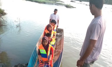 Jembatan Putus, Pelajar di Panton Reu Terpaksa Naik Perahu ke Sekolah
