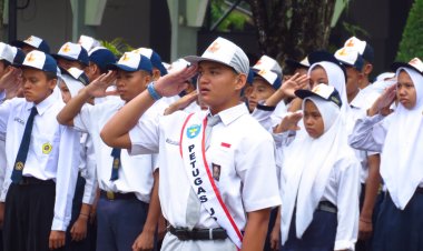 Upacara Bendera Memperingati HUT RI ke 78 di SMA Negeri 3 Pekanbaru