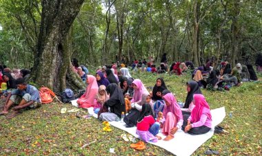 Warga Kec.Darul Kamal Lakukan Tradisi Ziarah Kubur Tgk Digunong