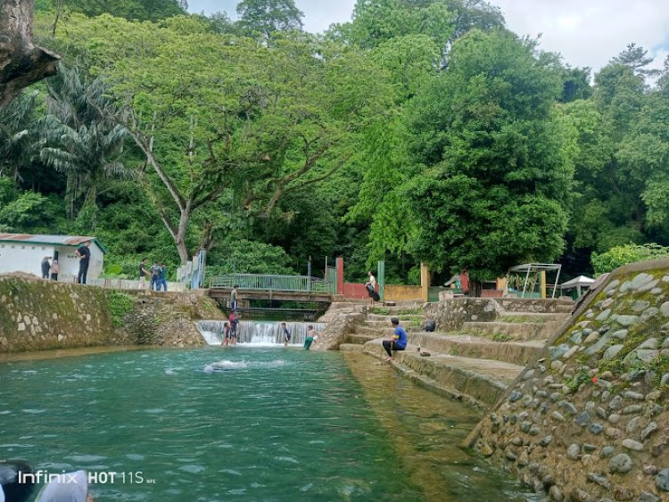 Kurangi Penat, Menikmati Pemandian Kolam Renang Mata le yang Segar