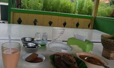 Menu Beragam Olahan Ikan Air Tawar, Rumah Makan Terapung Riung Gunung