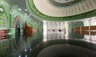 Pagar Depan Sedang Perbaikan,Masjid Agung Al-Munawwarah Tempat yang Adem & Nyaman