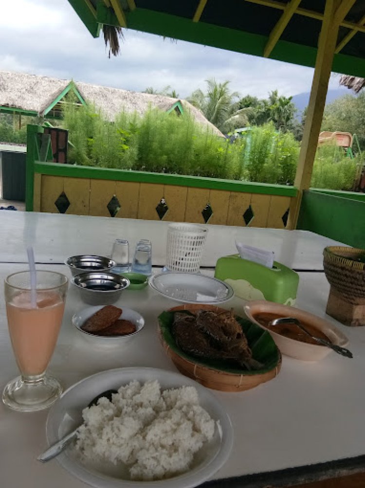 Menu Beragam Olahan Ikan Air Tawar, Rumah Makan Terapung Riung Gunung