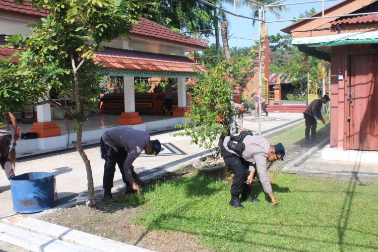 Wujudkan Toleransi, Satbrimob Polda Riau laksanakan gotong royong di Pura dan Vihara menyambut HUT Ke - 79 Korps Brimob Polri