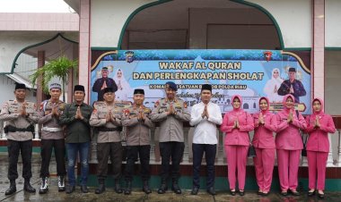 Brimob Polda Riau Gelar Penyerahan Waqaf Al - Quran dan perlengkapan Sholat ke Masjid