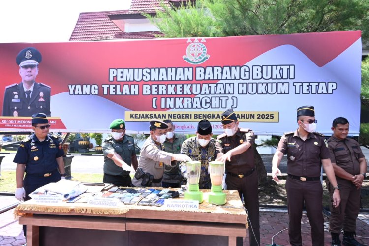 Bupati Bengkalis Hadiri Pemusnahan Barang Bukti INKRACHT Perkara Tipidum dan TPUL di Kejari Bengkalis