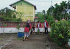 Muhammad Toha Gotong Royong Bersihkan Pekarangan Kantor Desa Lereng, Wujudkan Desa yang Bersih dan Asri