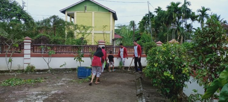 Muhammad Toha Gotong Royong Bersihkan Pekarangan Kantor Desa Lereng, Wujudkan Desa yang Bersih dan Asri