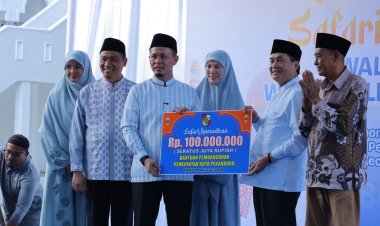 Walikota Pekanbaru Serahkan Bantuan Rp100 Juta Saat Safari Ramadan di Kulim