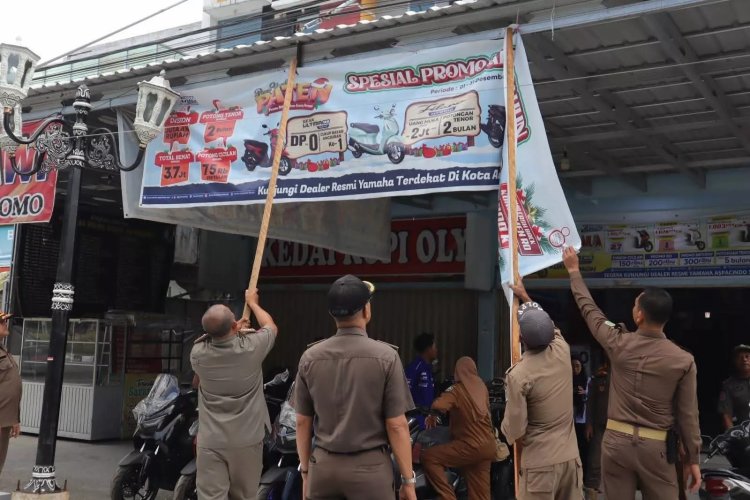 Satpol PP dan Bapenda Siak Tertibkan Reklame Tak Berizin