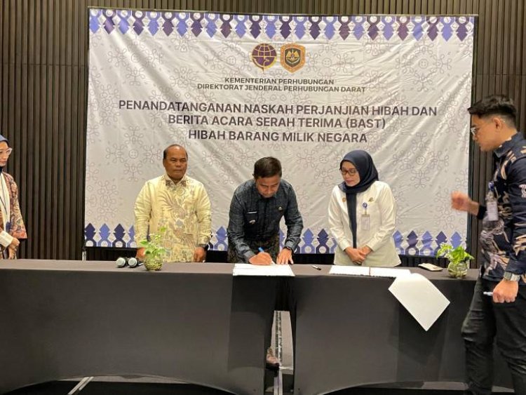 Pemkab Kampar Teken NPH dan BAST Hibah Bus Sekolah dari Kemenhub